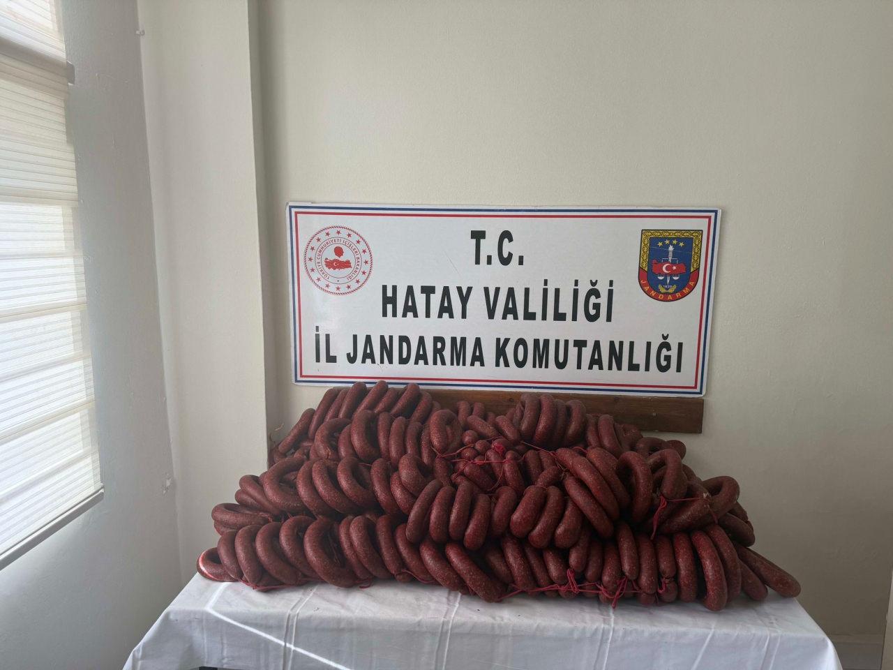 Üretim izin belgesi ve faturası olmayan ürünler Erzin İlçe Tarım Müdürlüğü'ne teslim edildi.