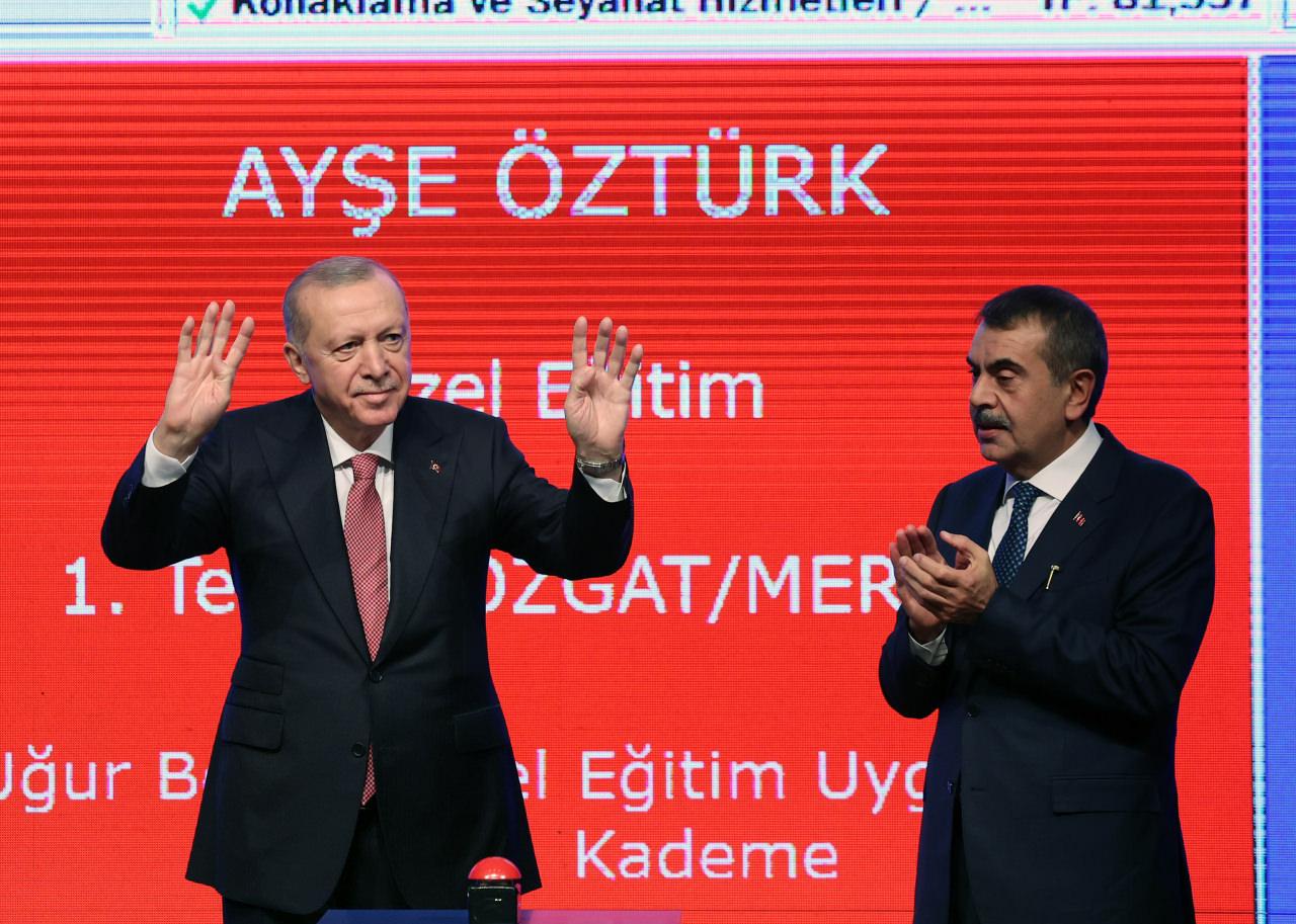 Cumhurbaşkanı Recep Tayyip Erdoğan, Beştepe Millet Kütüphanesi'nde düzenlenen '24 Kasım Öğretmenler Günü ve Öğretmen Atama Programı'na katıldı. Programda, Milli Eğitim Bakanı Yusuf Tekin (sağda) de yer aldı.