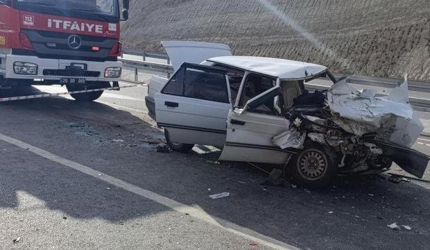 Kamyona arkadan çarpan araç hurdaya döndü: 1 ölü 1 yaralı