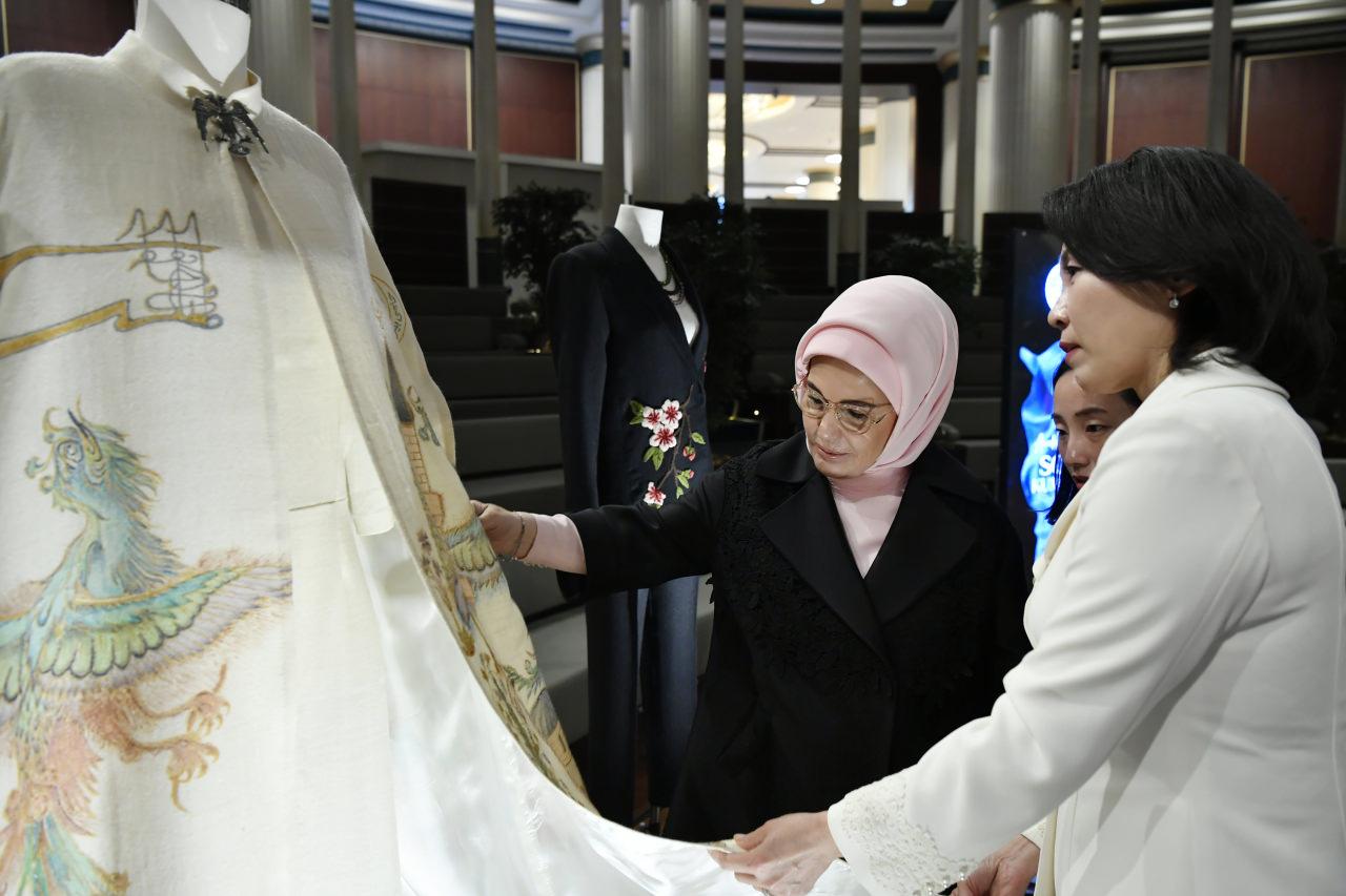 Emine Erdoğan ve Kim Hea Kyung, 'Anadoludakiler: Sof'un Zamansız Yolculuğu' sergisini ziyaret etti.