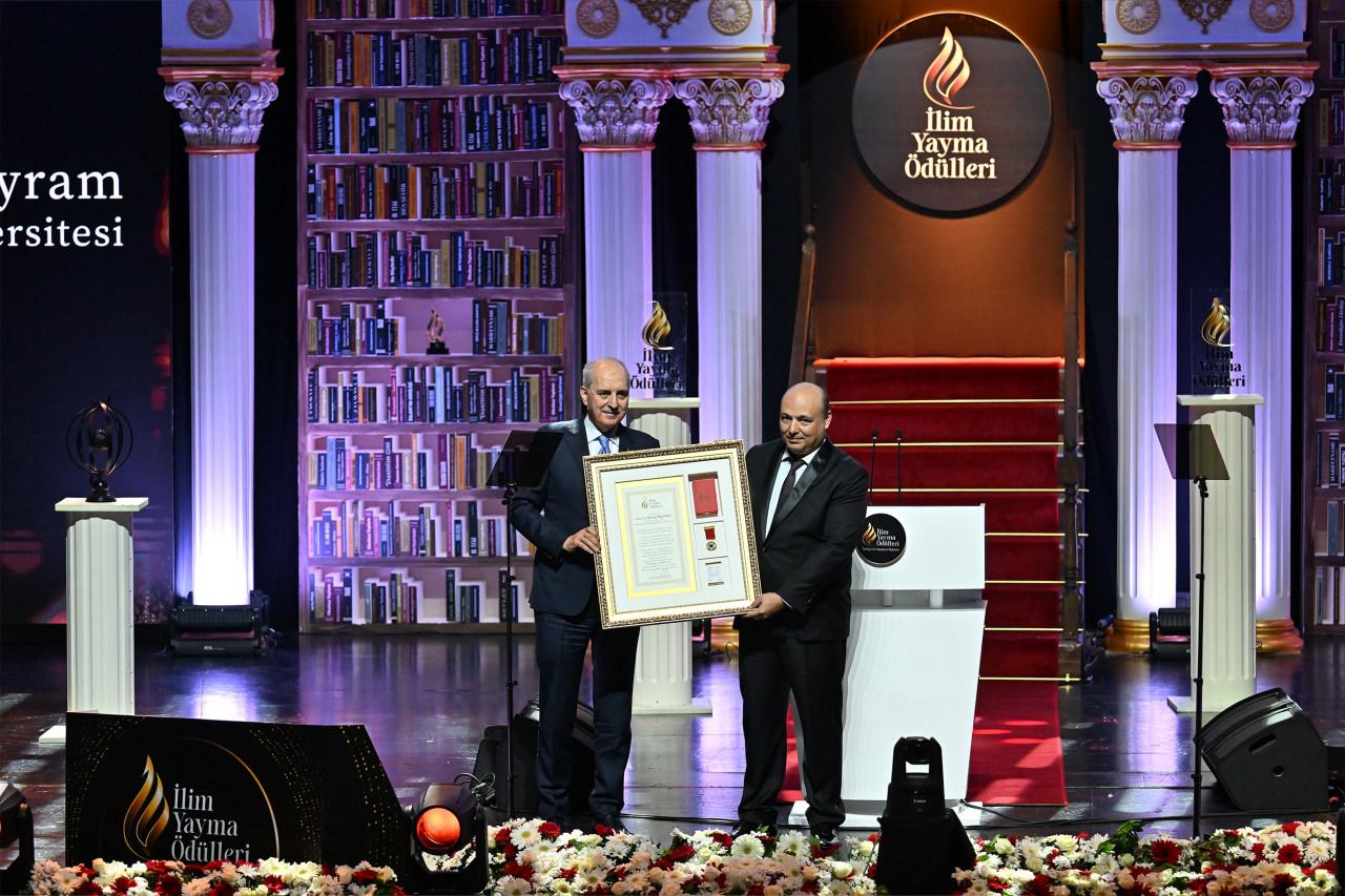  2025 yılı Mühendislik, Sağlık ve Doğa Bilimleri Ödülü'ne, yapay zeka uygulamalarını, akıllı sensörleri ve veri işleme sistemlerini daha hızlı ve verimli hale getiren MEMS nöristör yapısı geliştirmesi dolayısıyla ODTÜ'den Prof. Dr. Barış Bayram layık görüldü. Ödülü, TBMM Başkanı Numan Kurtulmuş takdim etti. 