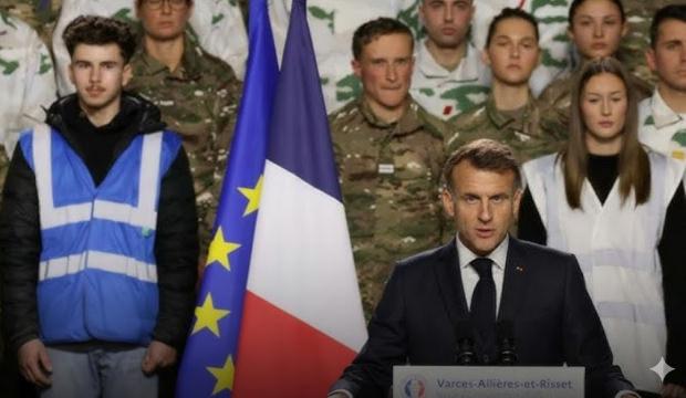 Macron'un arkasındaki Fransız askerin görüntüsü dikkat çekti