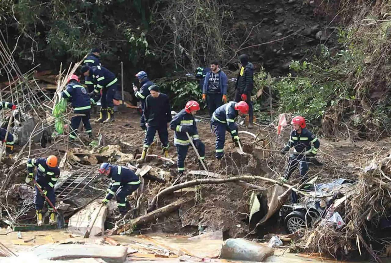 Toprak kayması sonucu gerçekleştirilen arama kurtarma çalışmalarından bir görüntü
