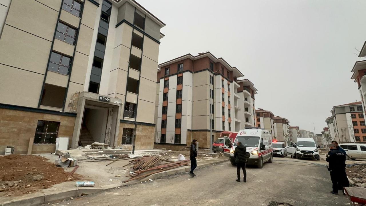 Olay yerine sağlık ve polis ekipleri sevk edildi.