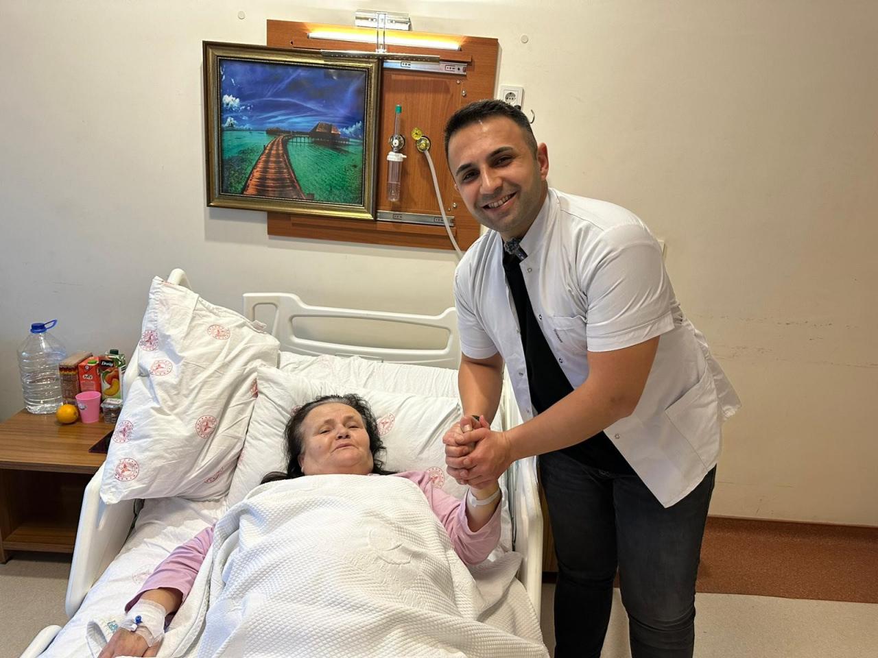  Opr. Dr. Muhammet Burak Koyuncu ve 70 yaşındaki Ayşe Çobanlar