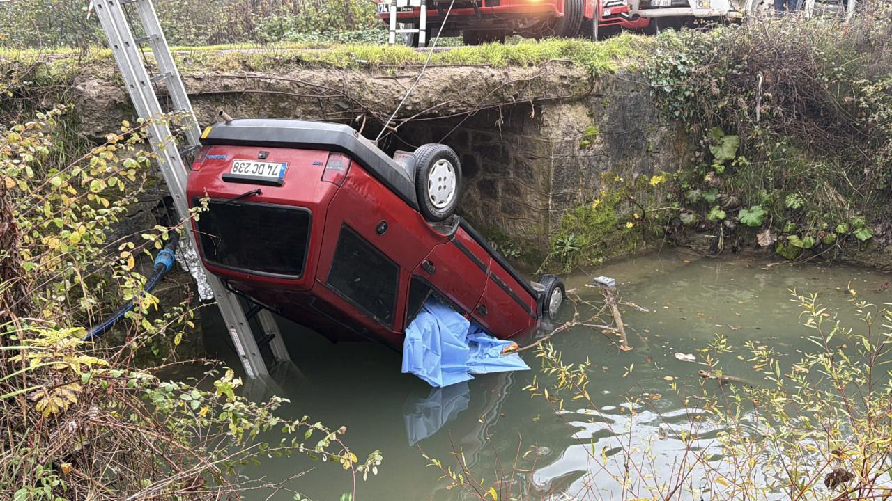 Murat Soyöz yönetimindeki 74 DC 238 plakalı otomobil, yağmurla kayganlaşan yolda kontrolden çıkarak dereye devrildi.