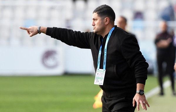 Çağdaş Çavuş saha kenarından takımına talimat verirken