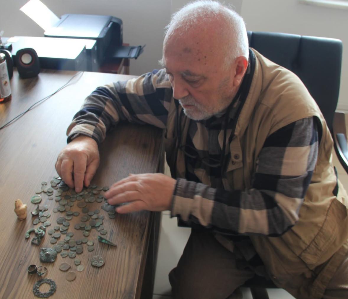 Şeraffettin Güç, Karamanoğulları Beyliği’ni araştırırken 148 adet sikke buldu.