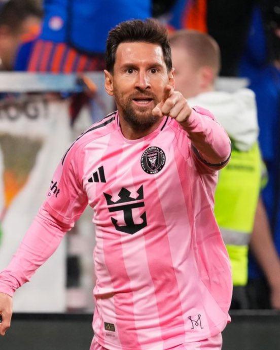 Futbol tarihinde bin 300 gol katkısına ulaşan ilk futbolcu Lionel Messi