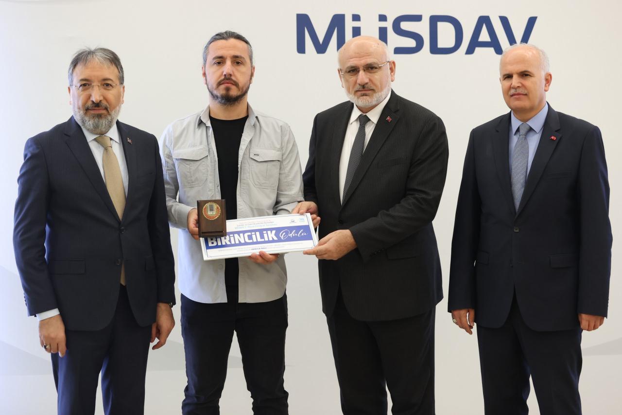 Fotoğraf yarışmasında Emrah Ildız 'İbadet' başlıklı fotoğrafıyla birincilik kazandı.