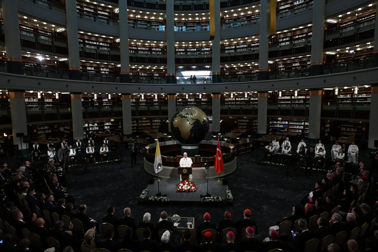 Cumhurbaşkanı Recep Tayyip Erdoğan, Cumhurbaşkanlığı Külliyesi'nde, baş başa ve heyetler arası görüşmelerin ardından Vatikan Devlet Başkanı Papa 14. Leo ile Cumhurbaşkanlığı Millet Kütüphanesi'ndeki Cihannüma Salonu'nda davetlilere hitap etti.