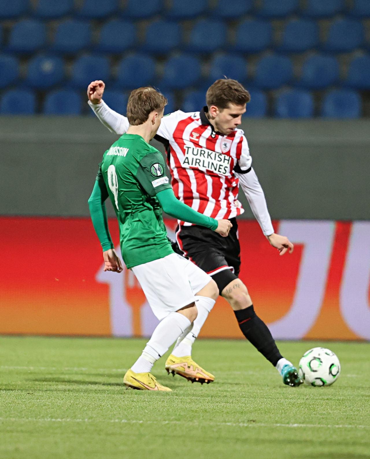 UEFA Konferans Ligi'nin 4. haftasında İzlanda ekibi Breidablik ile Samsunspor, Laugardalsvöllur Stadyumu’nda karşılaştı. Bir pozisyonda Samsunspor oyuncusu Logi Tomasson (17) ile Samsunspor oyuncusu Viktor Karl Einarsson (8) mücadele etti.