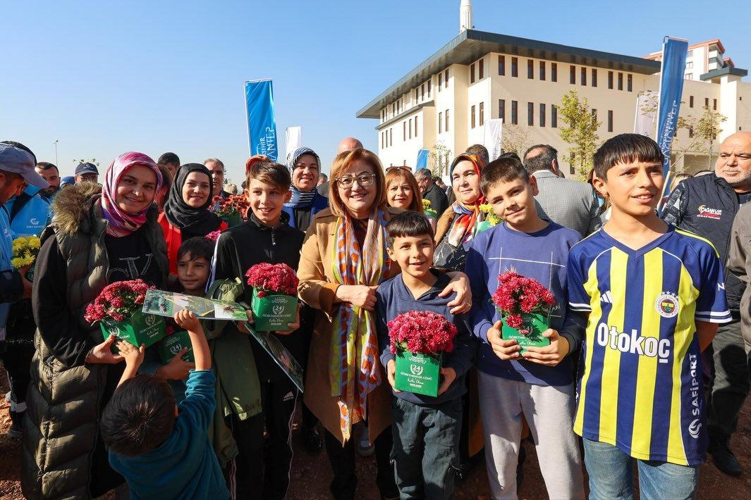 Gaziantep Büyükşehir Belediye Başkanı Fatma Şahin daha önce fidan diktiği anlar.