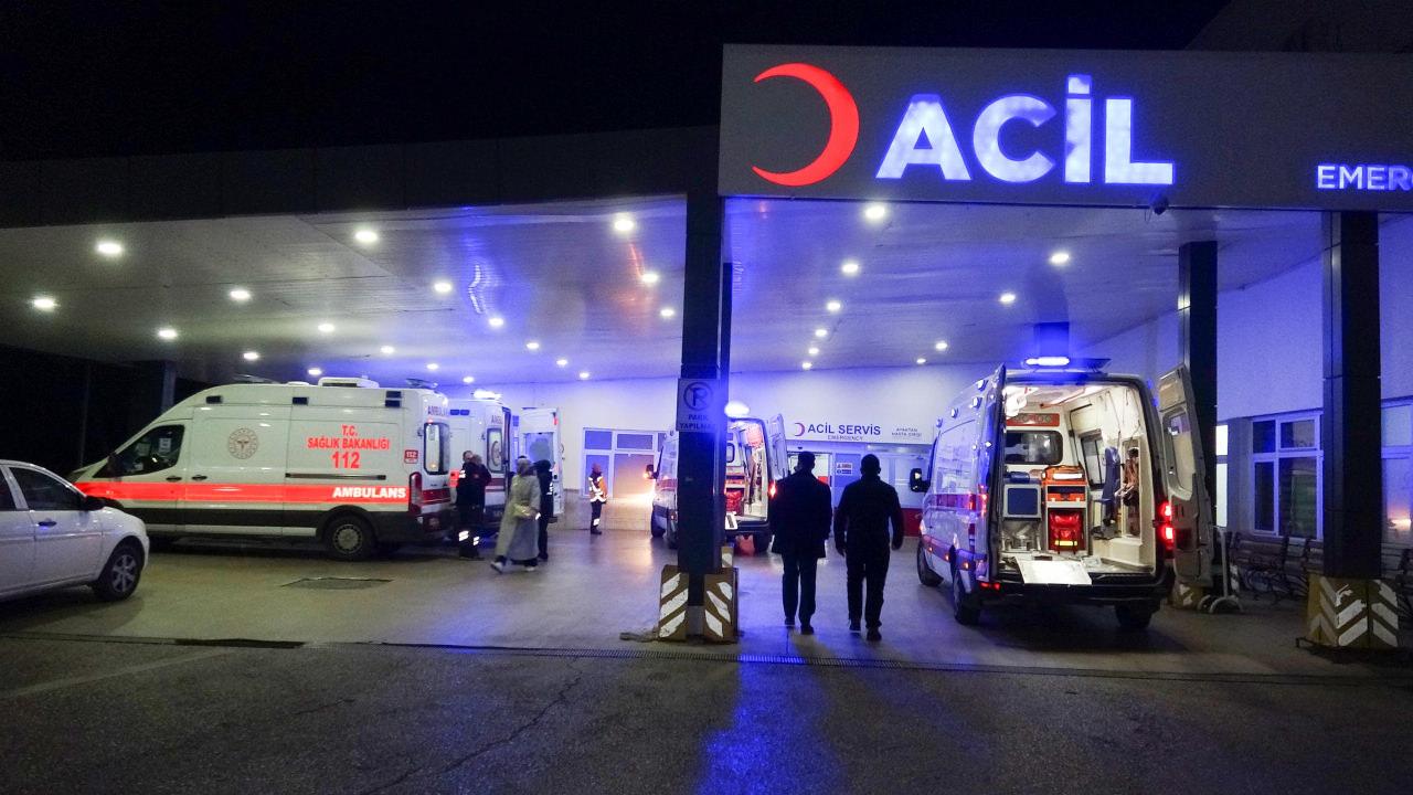 Fatih A. (21) ile Abdulsamet İ. (20) hastaneye kaldırıldı.