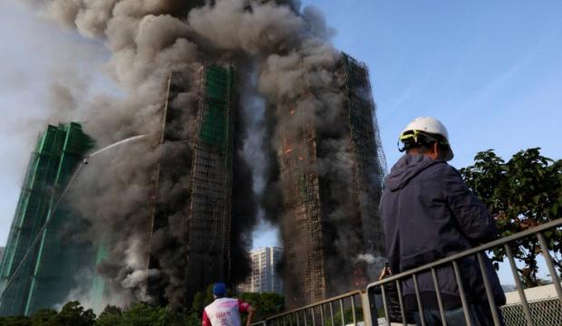 Hong Kong'da 2000 konutluk devasa yangın: Binalar alev topuna döndü! 