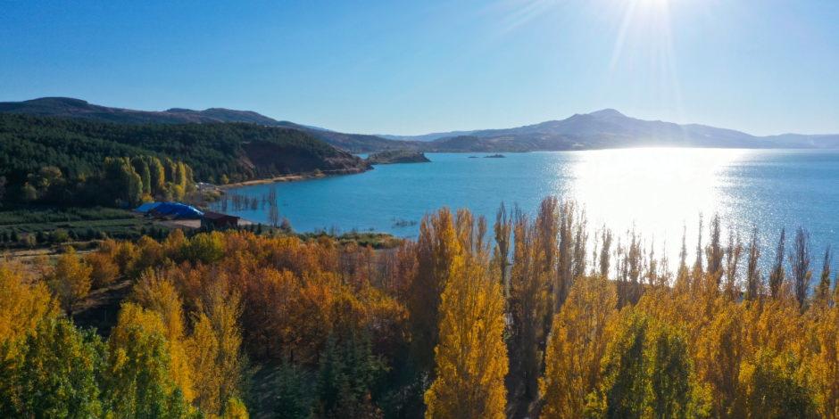 Sonbahar renkleriyle harmanlandı: Hazar Gölü’nden manzaralar