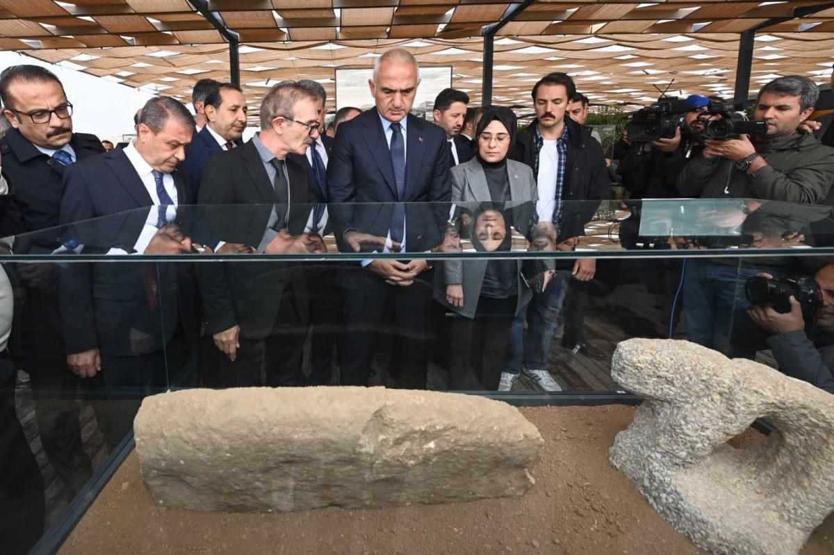 Bakan Ersoy, Karahantepe Karşılama Merkezi’ndeki yeni buluntuların yer aldığı sergiyi ziyaret etti.