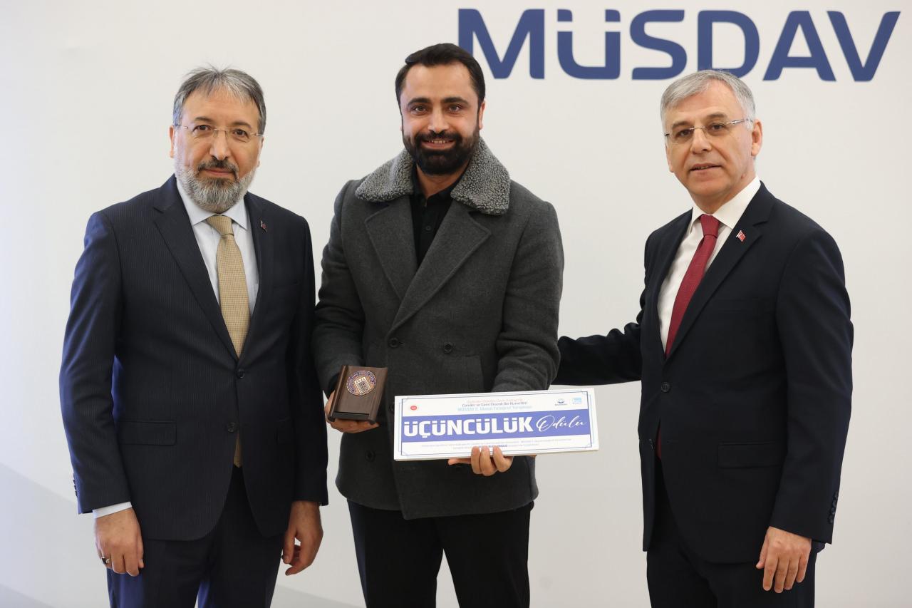  İbrahim Aysündü 'Yansıma' başlıklı fotoğrafıyla üçüncülük kazandı.