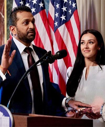 Kash Patel, göreve başlama törenine de kız arkadaşı Alexis Wilkins ile birlikte katılmıştı. 