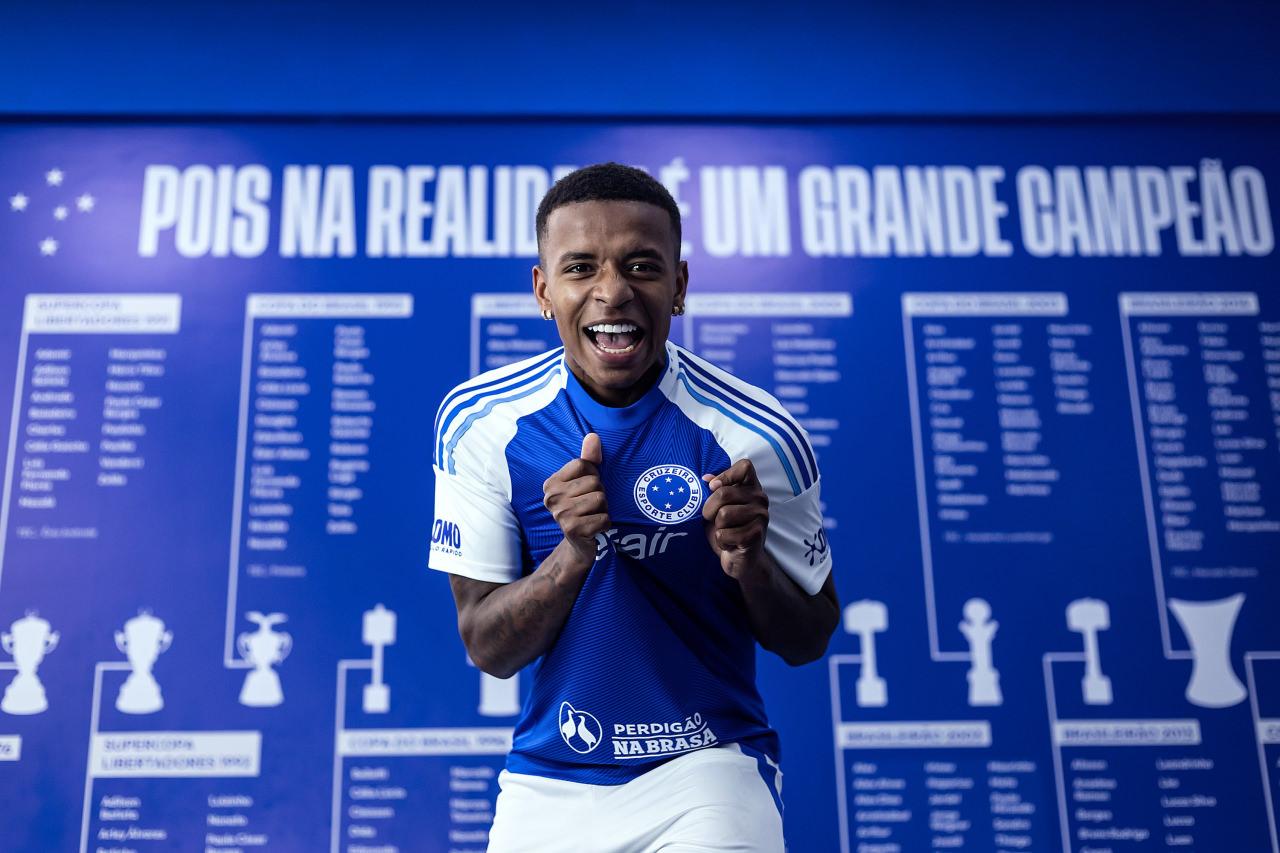 Keny Arroyo'nun Cruzeiro'ya transferinde düzenlenmiş basın toplantısından bir görüntü.