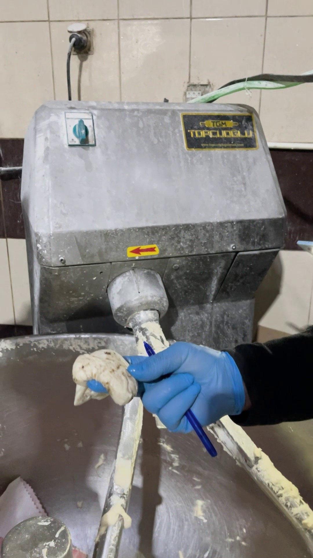 Fırında yapılan hamurdan bir parça...