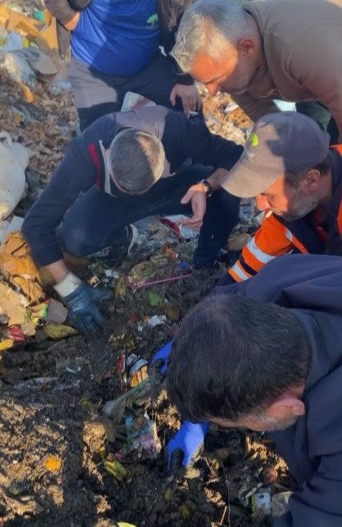 Belediye ekipleri 40 tonluk çöplükte kayıp bilezikleri arıyor.