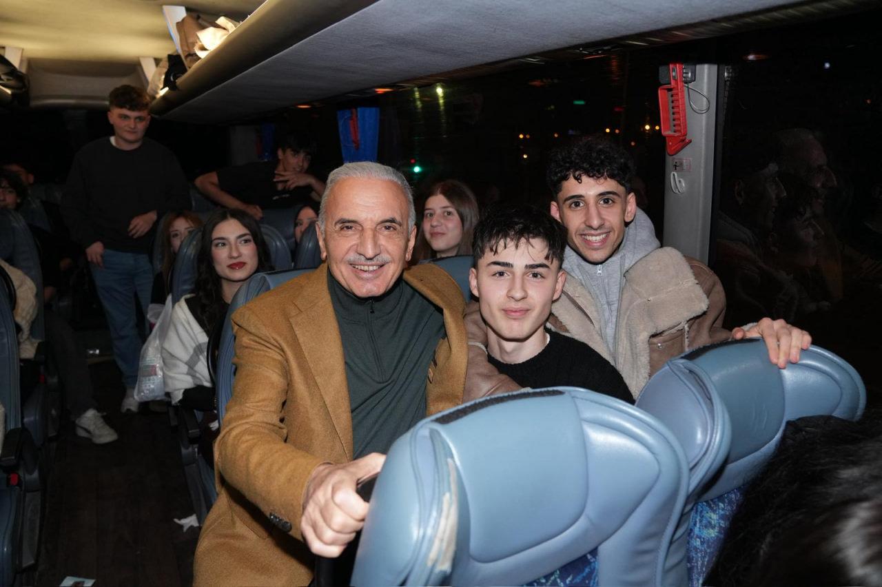 Ümraniye Belediye Başkanı Yıldırım, öğrenciler ile birlikte.