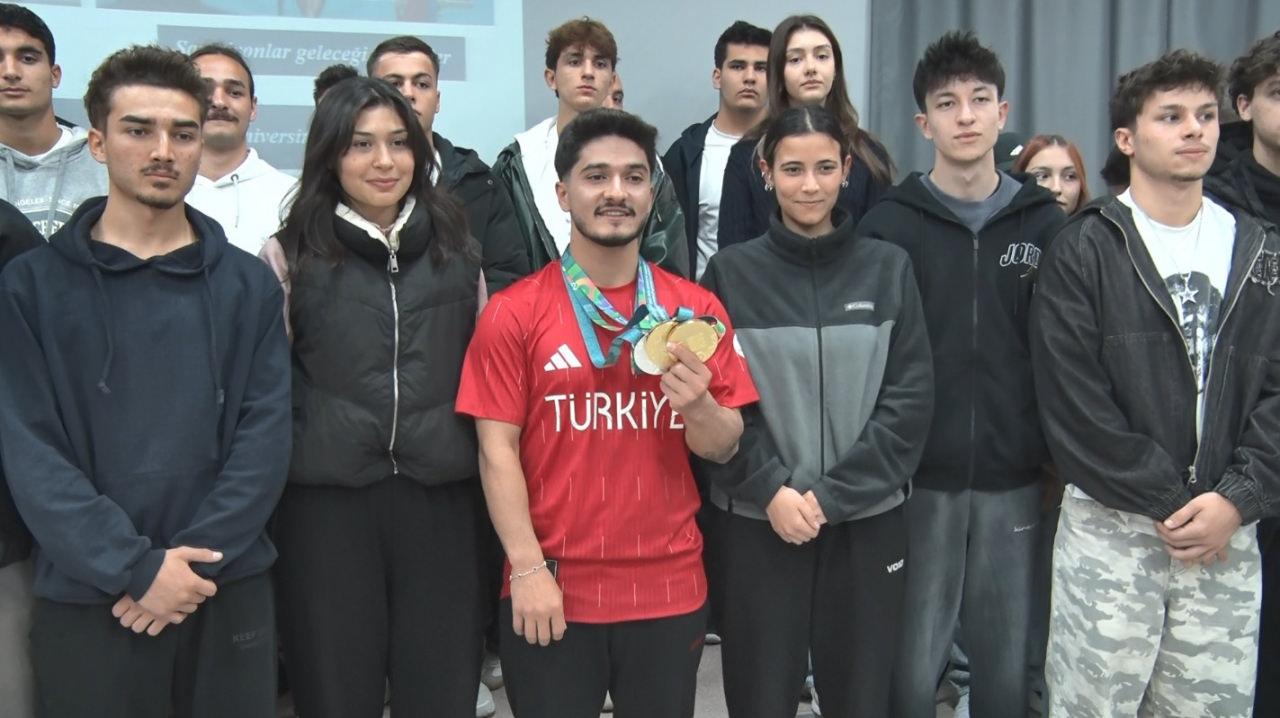 Muhammed Furkan, Gazi Üniversitesi'nde öğrencilerle bir araya geldi.