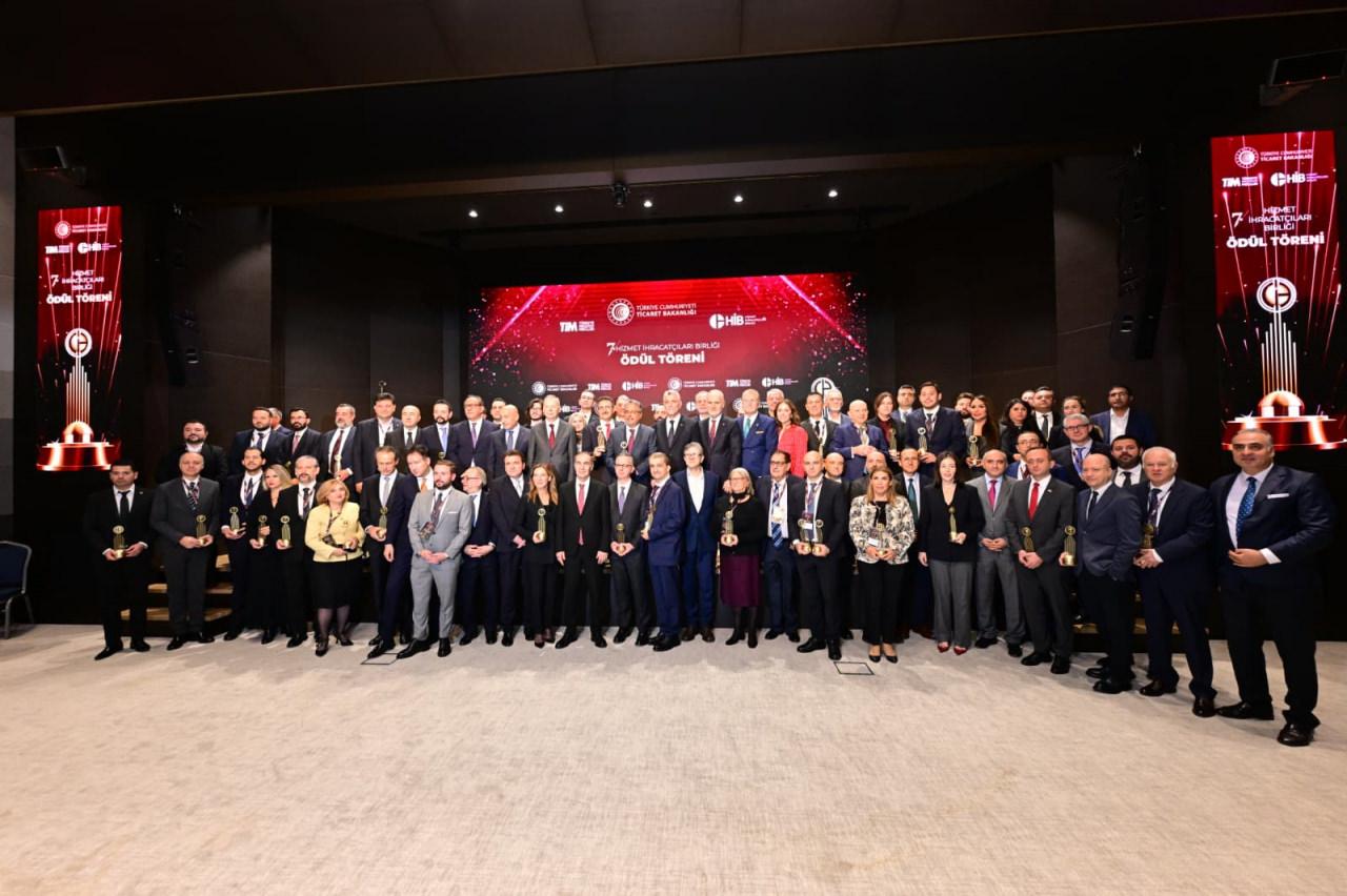 Ödül töreni sonrasında hatıra fotoğrafı çekildi