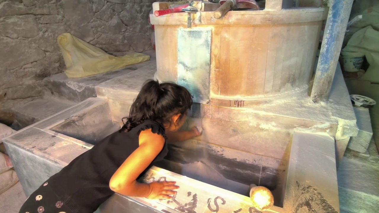 Dede mirası asırlık değirmen çalıştırılmaya devam ediyor.