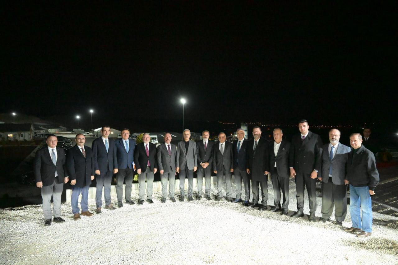 Ulaştırma ve Altyapı Bakanı Abdulkadir Uraloğlu,Çorum Valisi Ali Çalgan, TCDD Genel Müdürü Veysi Kurt, AK Parti Çorum İl Başkanı Yakup Alar, Çorum Belediye Başkanı Halil İbrahim Aşgın, Sungurlu Kaymakamı Mutlu Köksal ve AK Parti Sungurlu İlçe Başkanı Nuh Aluç birlikte