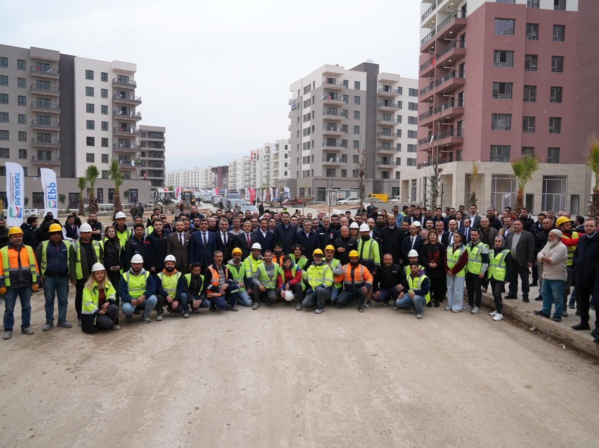 Bakan Kurum mühendis ve işçilerle birlikte