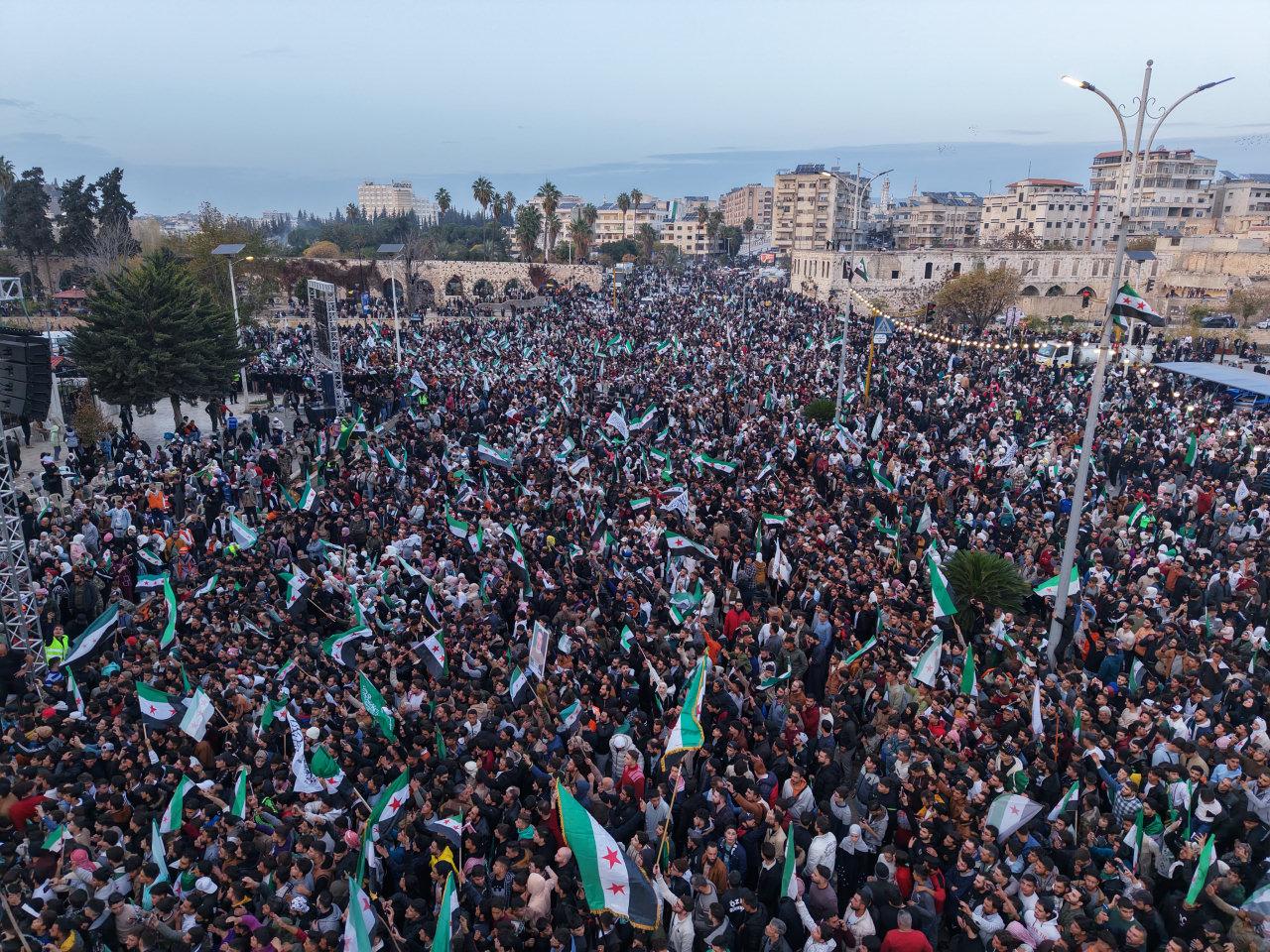 Ülkenin orta kesimindeki Hama kentinde toplanan yüzlerce kişi, cuma namazının ardından bir araya gelerek yıl dönümünü anmak üzere gösteri düzenledi.