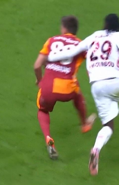 Kazımcan Karataş'ın yerde kaldığı pozisyon.