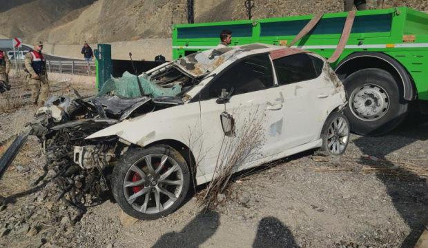 3 gence mezar olan otomobil sudan çıkarıldı