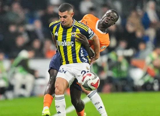 Başakiehir-Fenerbahçe karşılaşması. Kemen, Levent Mercan'la ikili mücadelede.