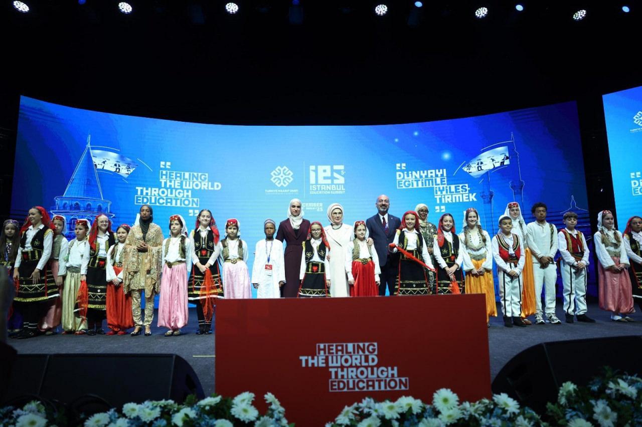 Törenin sonunda aile fotoğrafı çekildi