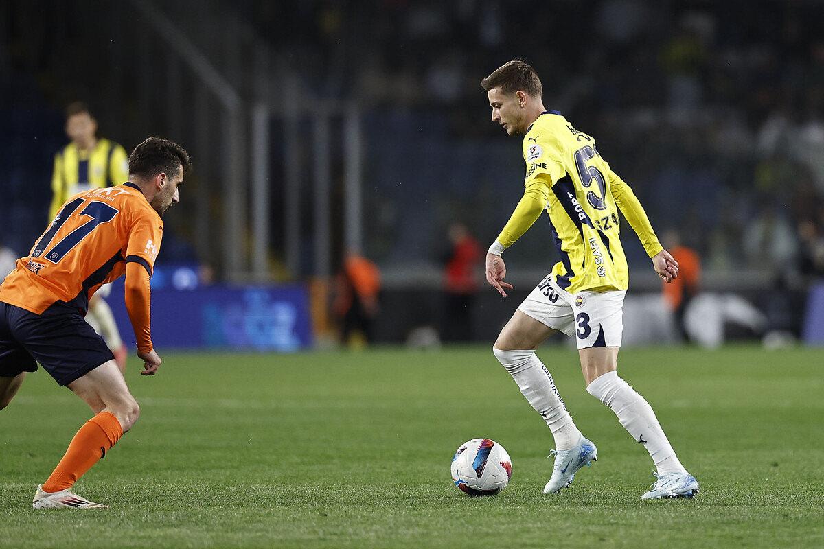 Sebastian Szymanski geçtiğimiz yıl oynanan İstanbul Başakşehir maçında, 9 Mayıs 2025