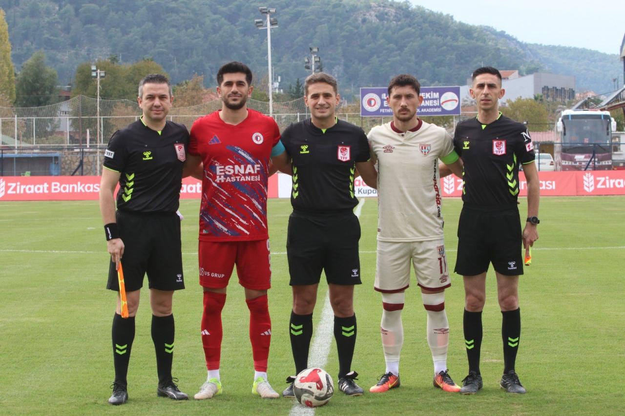 Seremoni sonrası takım kaptanları maçın hakemleriyle birlikte fotoğraf çektirdi.