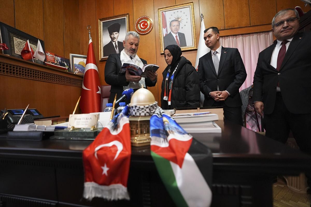 Çorum'un Bayat ilçesinde eğitim gören öğrencilerin 'Bayat'tan Gazze'ye Umut Mektupları Projesi' kapsamında yazdığı 150 'umut mektubu', projenin adıyla kitaplaştırıldı. 