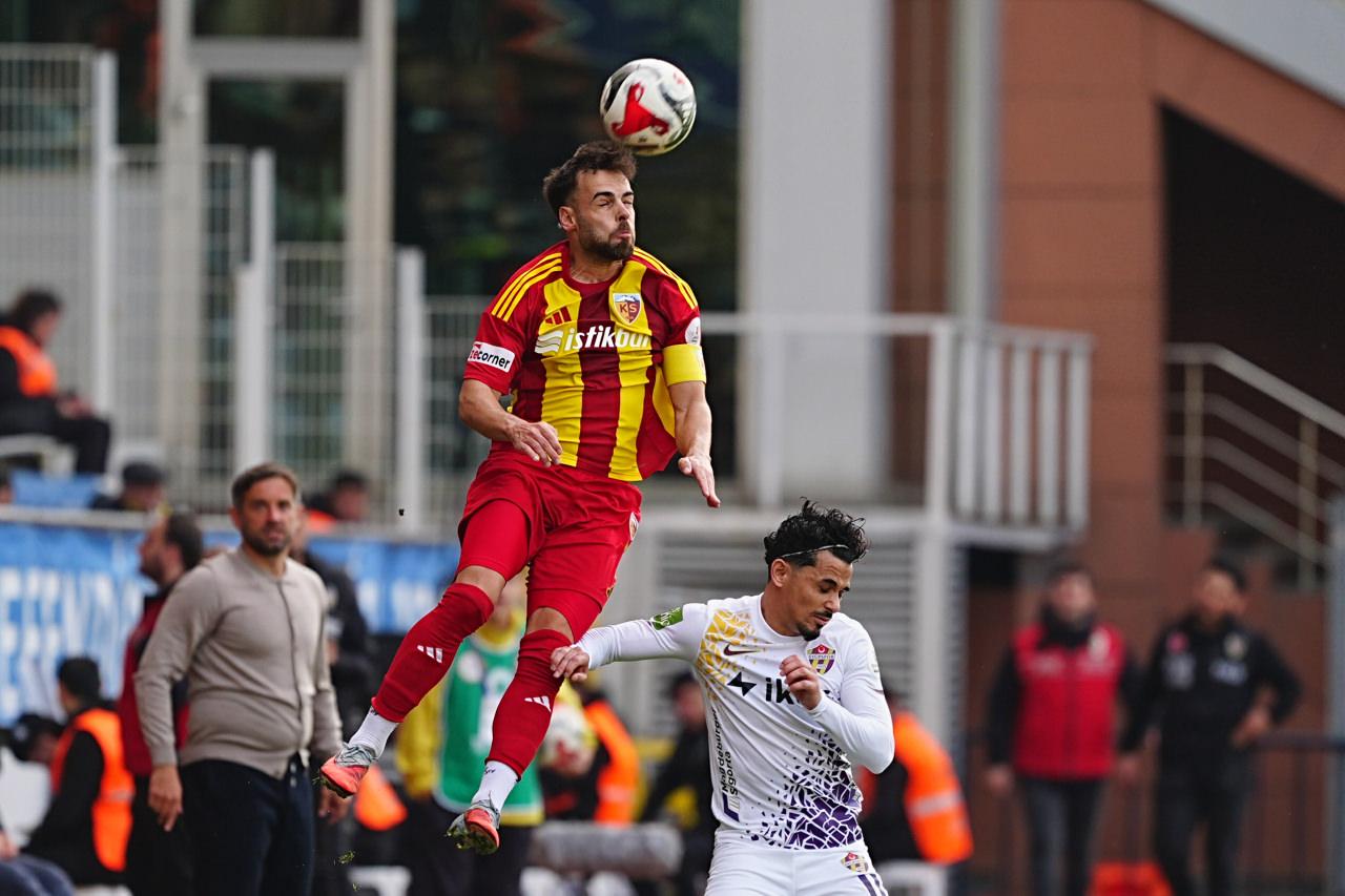 Trendyol Süper Lig'in 15. haftasında İkas Eyüpspor ile Zecorner Kayserispor, Kasımpaşa Recep Tayyip Erdoğan Stadı'nda karşılaştı. Bir pozisyonda İkas Eyüpspor oyuncusu Serdar Gürler (sağda) ile Zecorner Kayserispor Kulübü oyuncusu Miguel Cardoso (solda) mücadele etti.