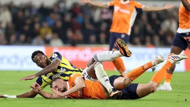 Başakşehir-Fenerbahçe karşılaşması. Jhon Duran ve Duarte arasındaki pozisyon
