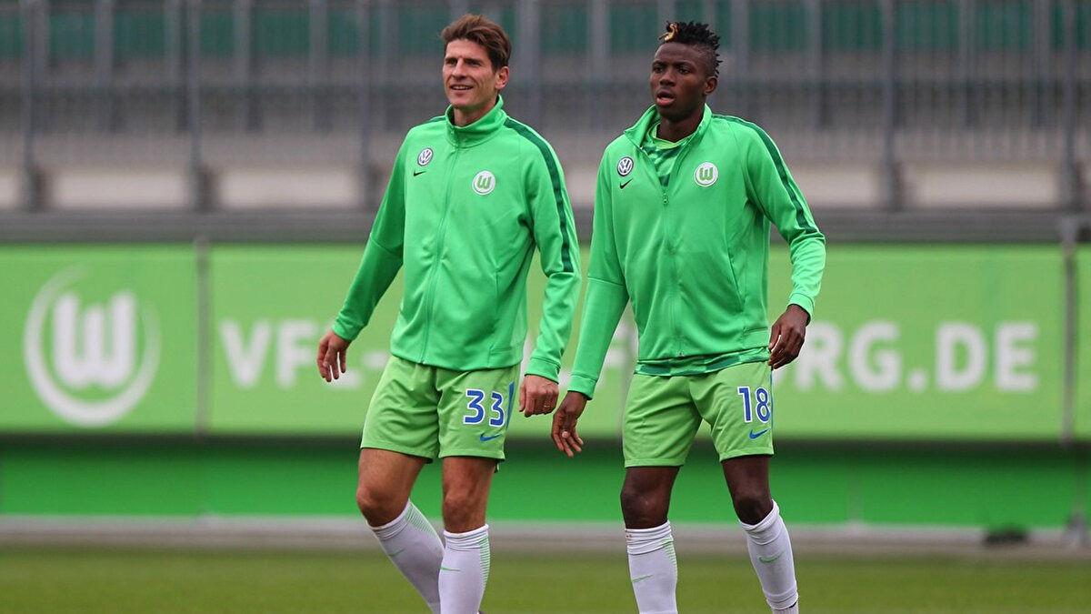 Victor Osimhen, Mario Gomez ile birlikte