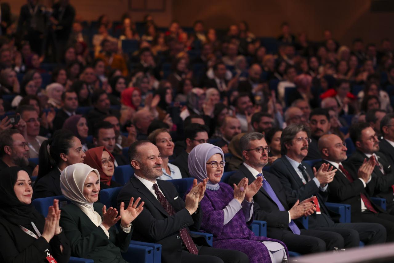 Cumhurbaşkanı Recep Tayyip Erdoğan'ın eşi Emine Erdoğan, Haliç Kongre Merkezi'nde 'Dijital Çağda Çocuk Medyası: Aileyi Güçlendirmek, Değerler İnşa Etmek' başlığıyla düzenlenen TRT Uluslararası Çocuk Medyası Zirvesi'ne katıldı.
