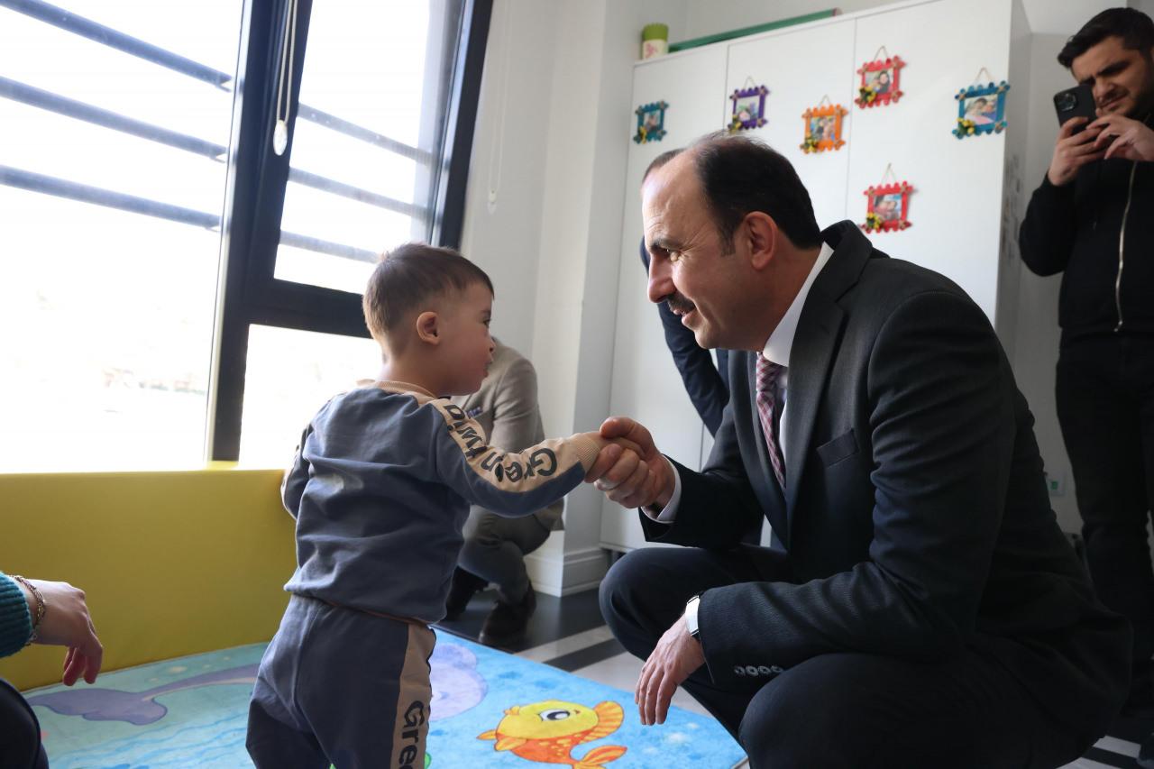 Altay, özel gereksinimli çocuk ile