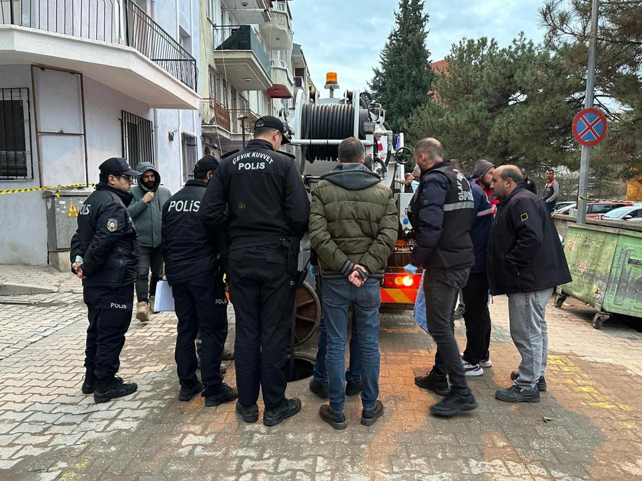 Olay yerinde çok sayıda ekip sevk edildi.