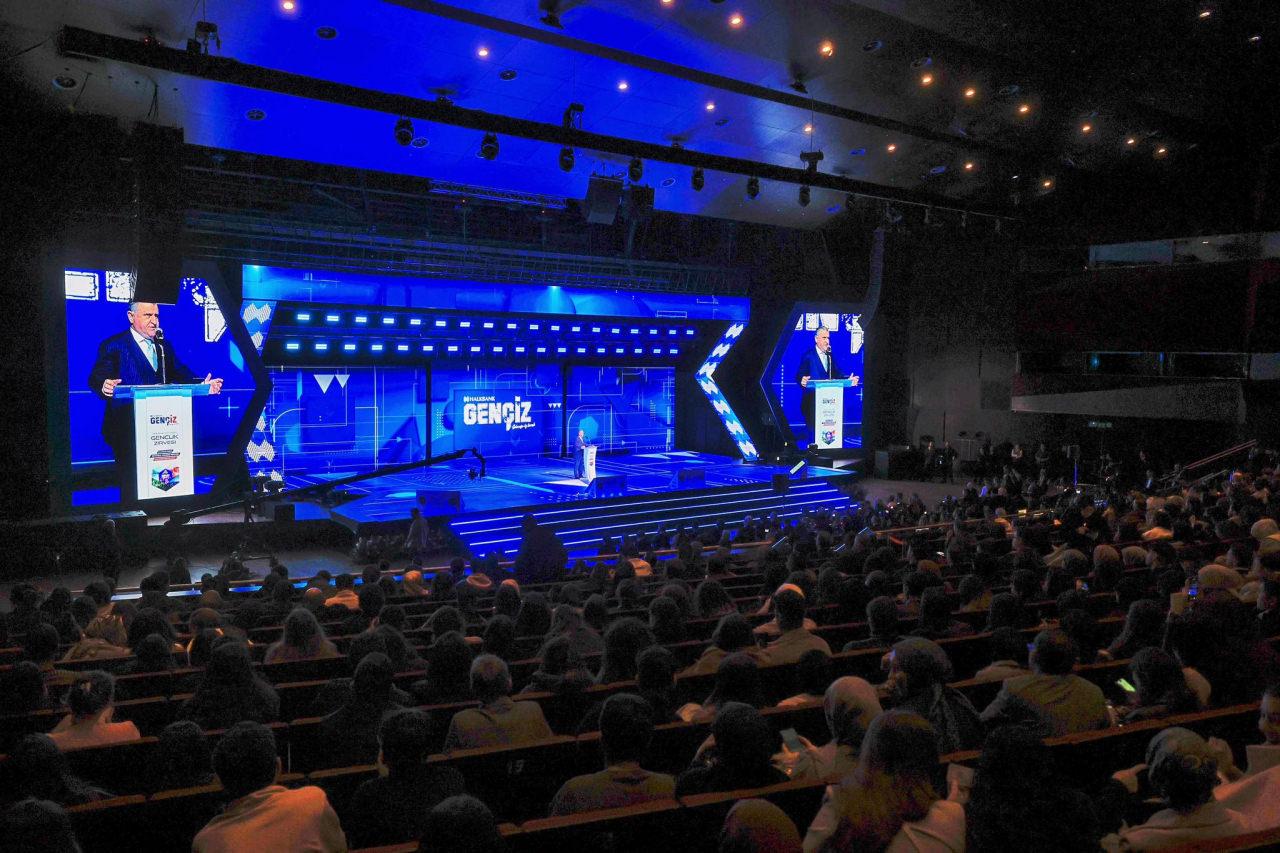 İstanbul Kongre Merkezi'nde gerçekleştirilen Halkbank Gençİz'25 Zirvesi'nde Gençlik ve Spor Bakanı Osman Aşkın Bak konuşma yaparken, 5 Aralık 2025