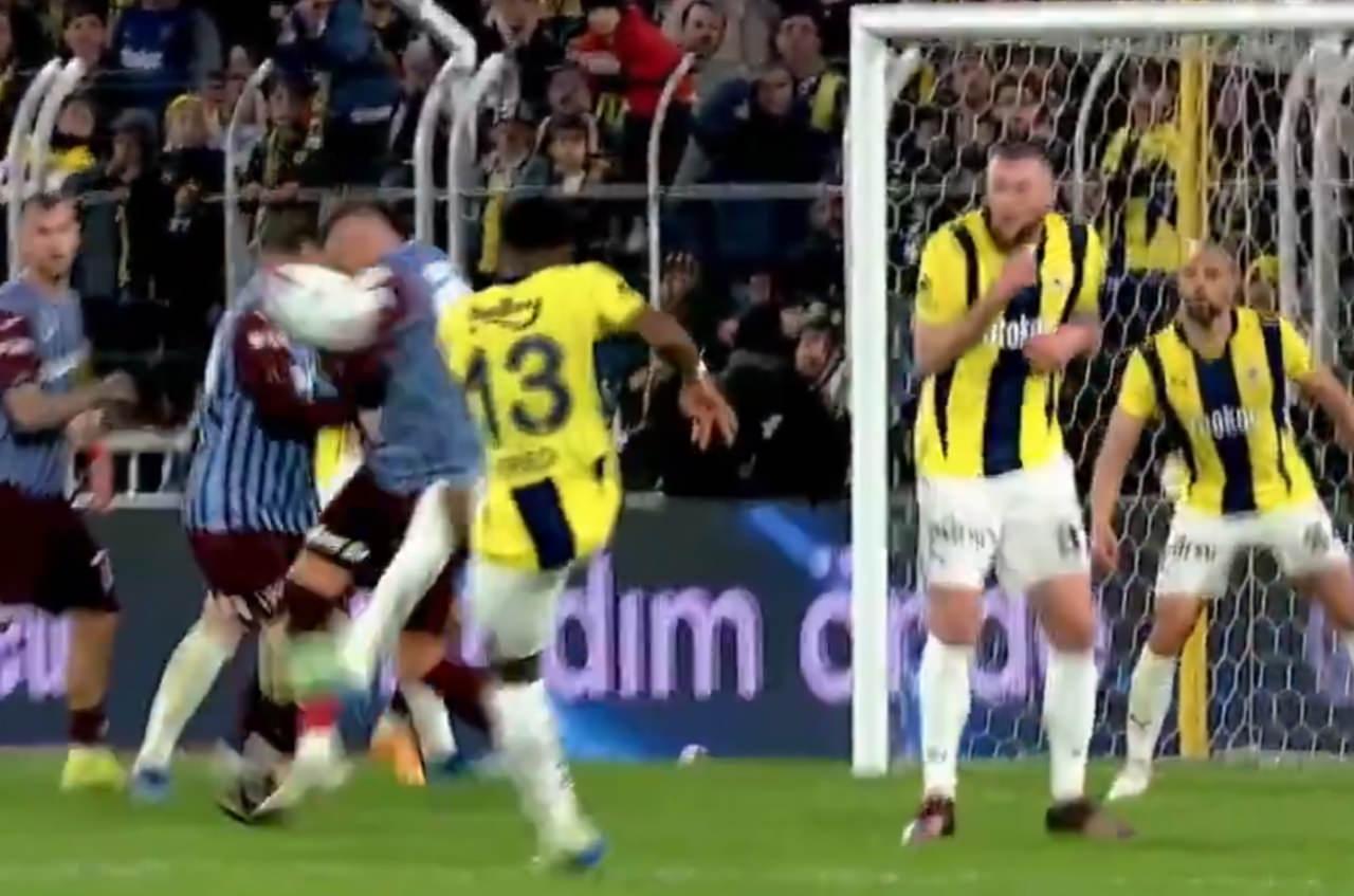 Fenerbahçe'nin Trabzonspor karşısında penaltı beklediği pozisyon.