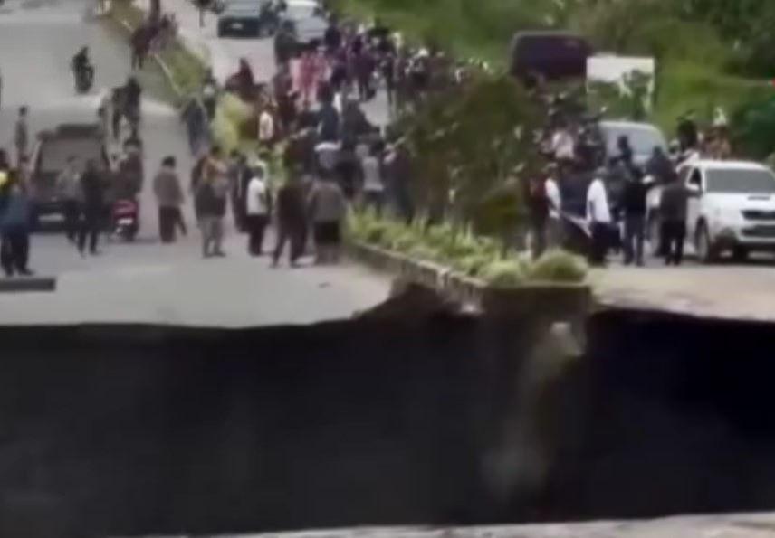 Endonezya’da 4 şeritli yol resmen eridi