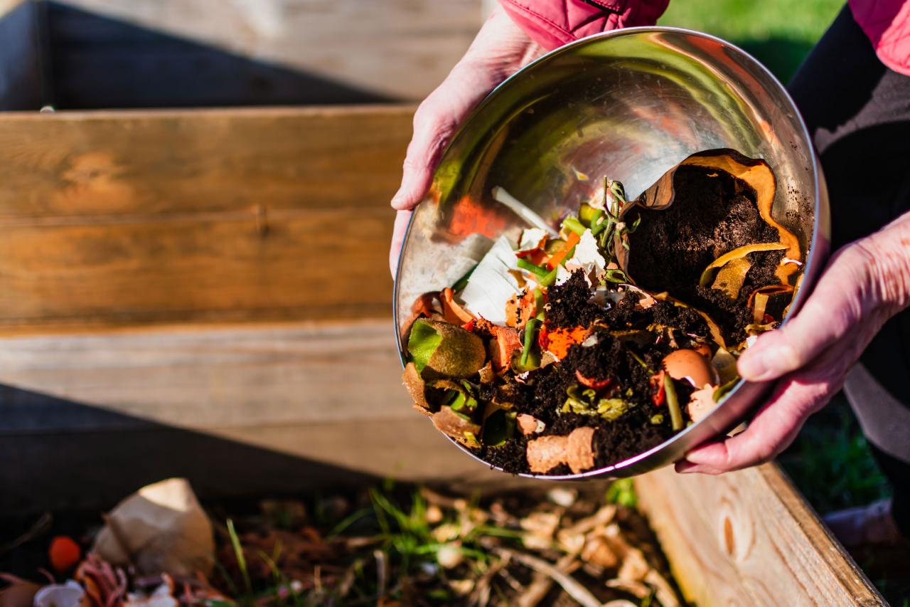 evsel atıklar toprağa dökülüyor